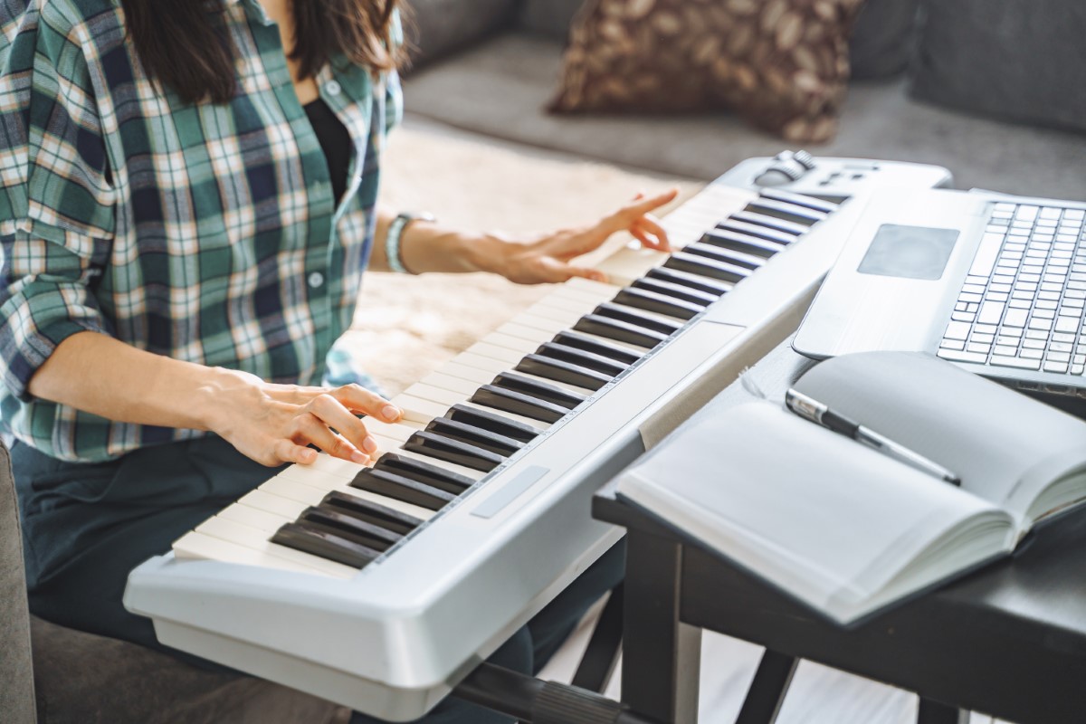 PREPARING AN EMERGING PROFESSIONAL TO TEACH PIANO ONLINE: A CASE
